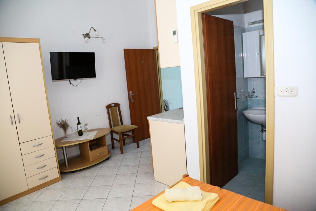 Apartments Dragica Milna  Exteriör bild