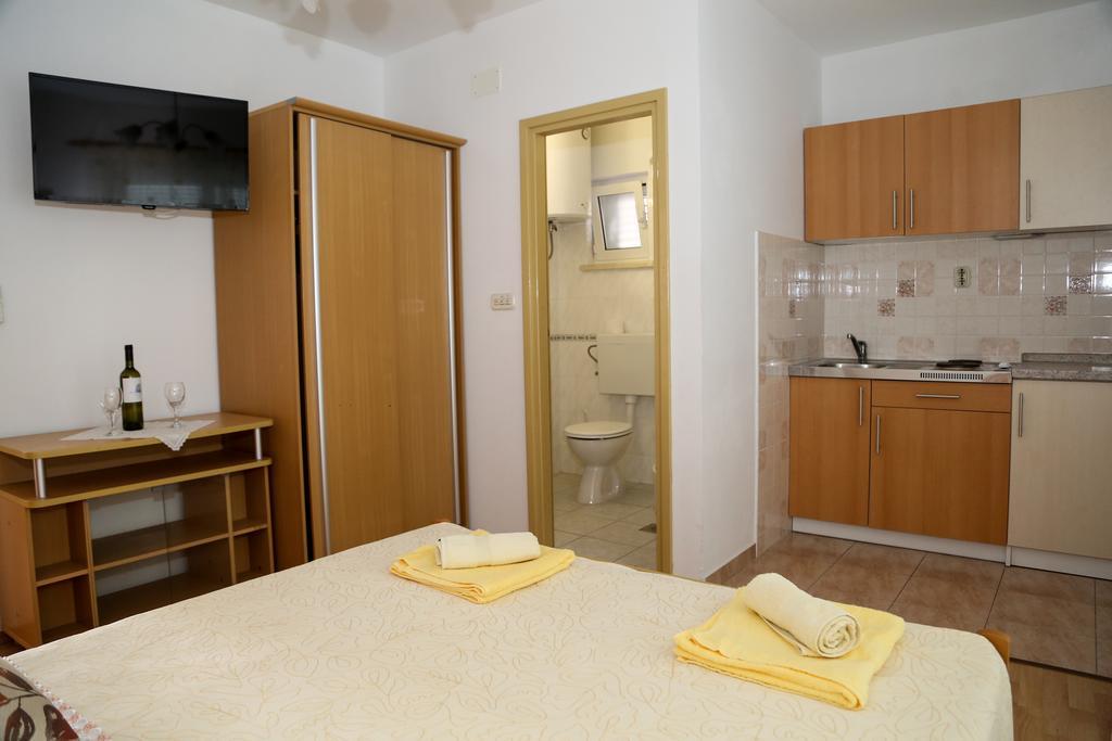 Apartments Dragica Milna  Exteriör bild